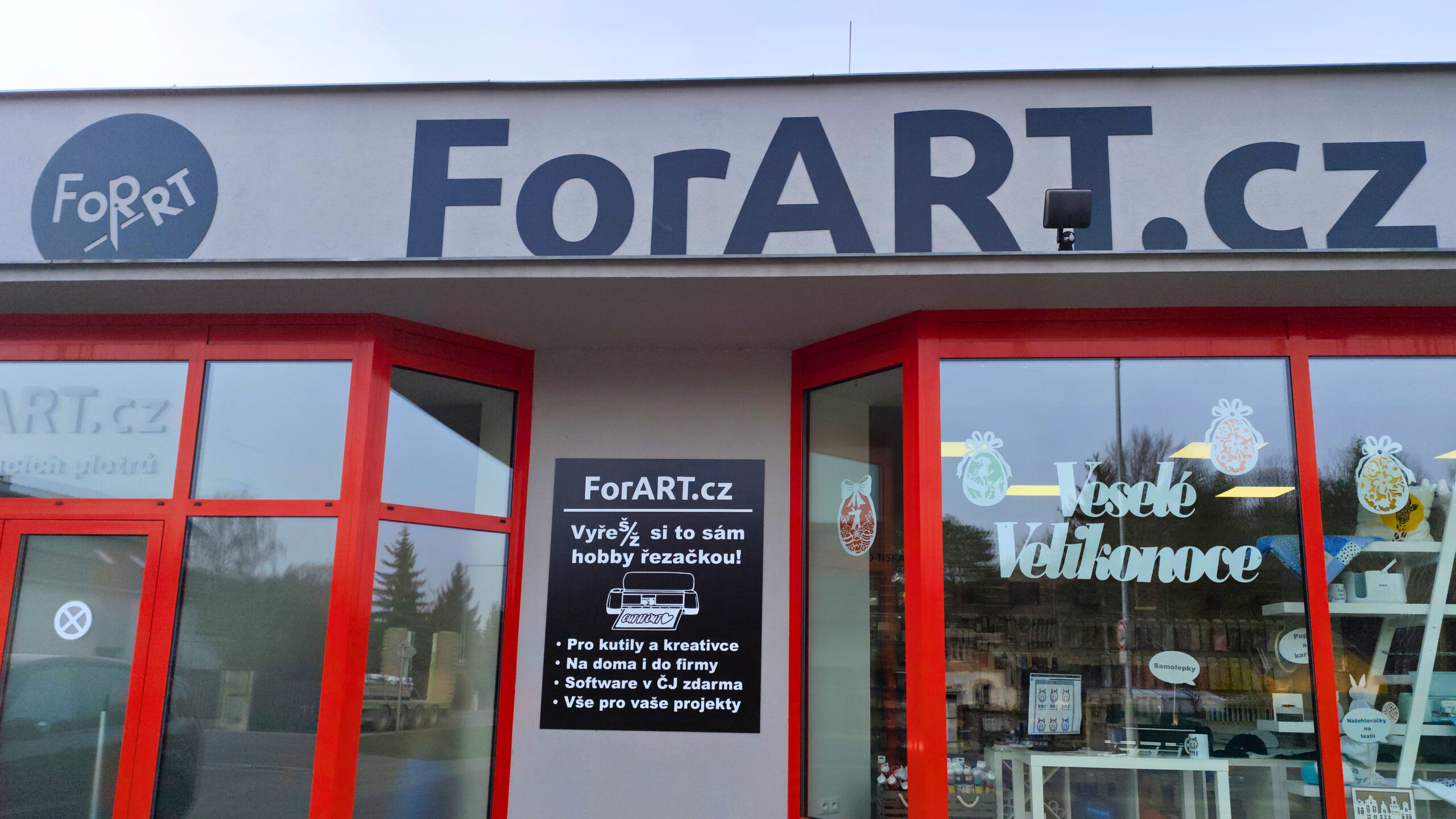 Profi reklamní cedule svépomocí: Nahlédněte do zákulisí ForARTu 🛠️