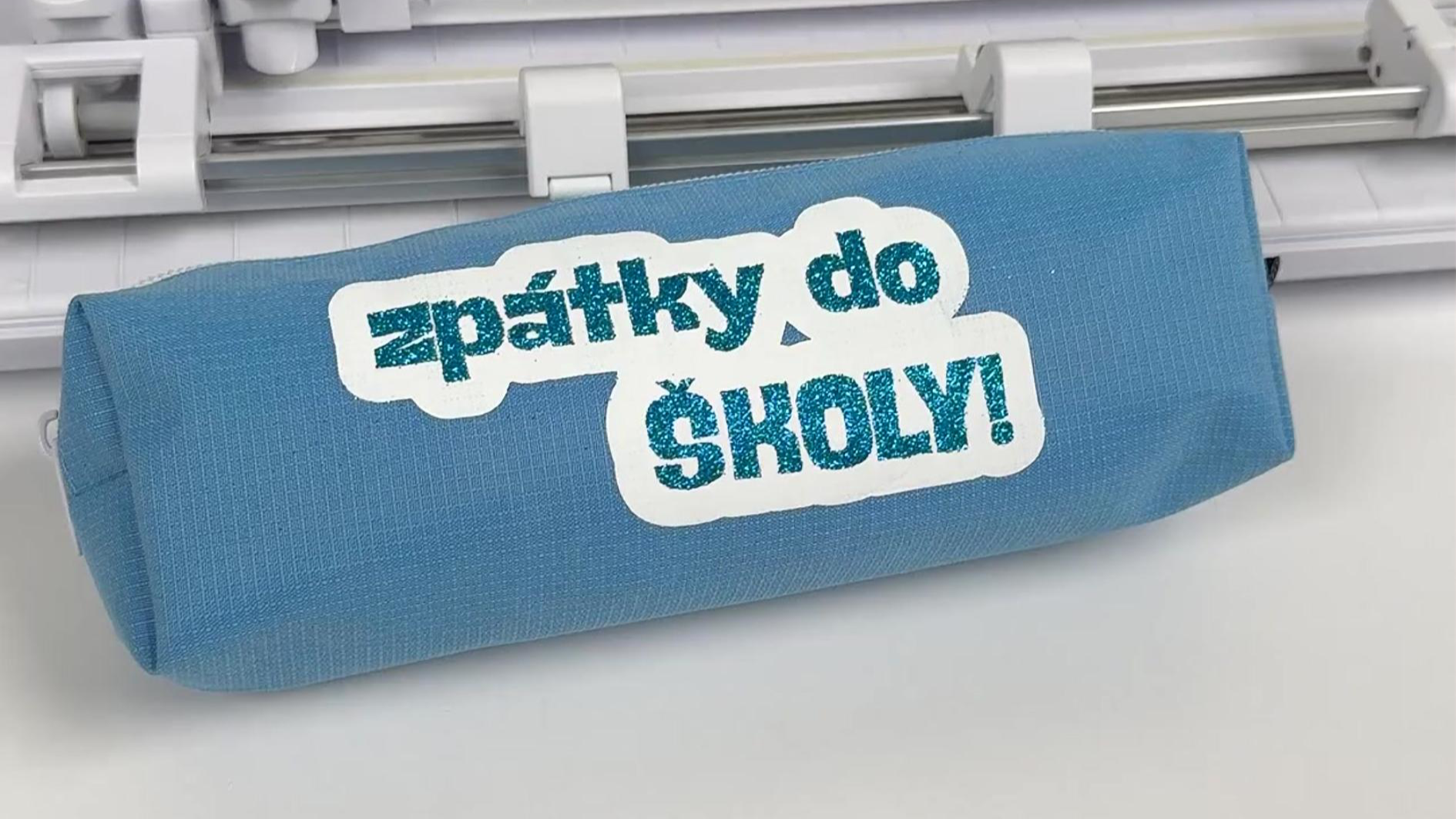 Zářivý návrat do lavic: Jak nažehlit vrstvený nápis na školní penál 🎒✨